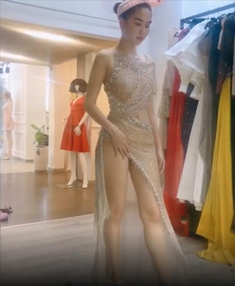 Ngọc Trinh vừa sexy vừa kute phô mai que với màn thử đầm lồng lộn nhưng đeo tai thỏ-2