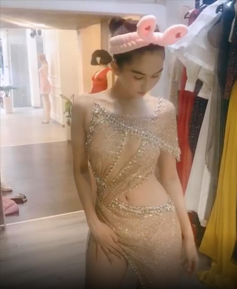 Ngọc Trinh vừa sexy vừa kute phô mai que với màn thử đầm lồng lộn nhưng đeo tai thỏ-4