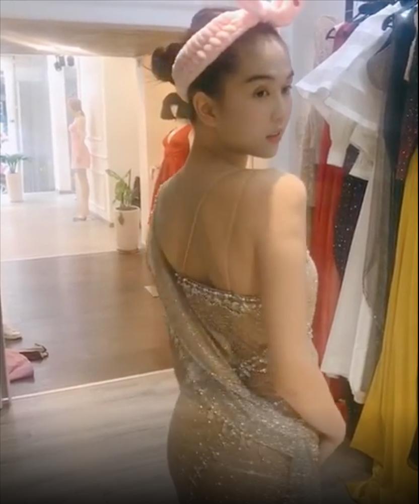 Ngọc Trinh vừa sexy vừa kute phô mai que với màn thử đầm lồng lộn nhưng đeo tai thỏ-5