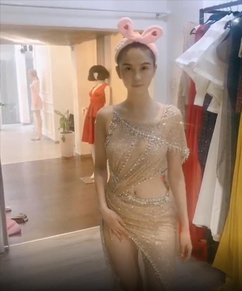Ngọc Trinh vừa sexy vừa kute phô mai que với màn thử đầm lồng lộn nhưng đeo tai thỏ-6