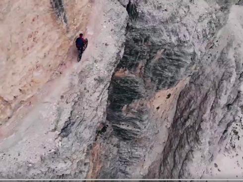 Khoe ảnh hôn nhau mạo hiểm khi tàu đang chạy, cặp du khách bị ném đá-4