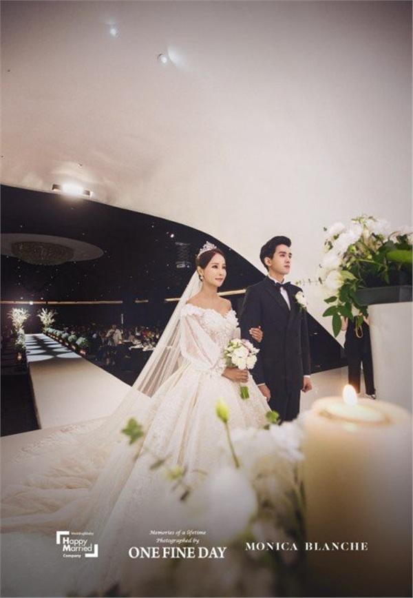 Hôn nhân của Hoa hậu World Cup và mỹ nam kém 17 tuổi: Đau đầu vì lấy chồng đáng tuổi cháu-6