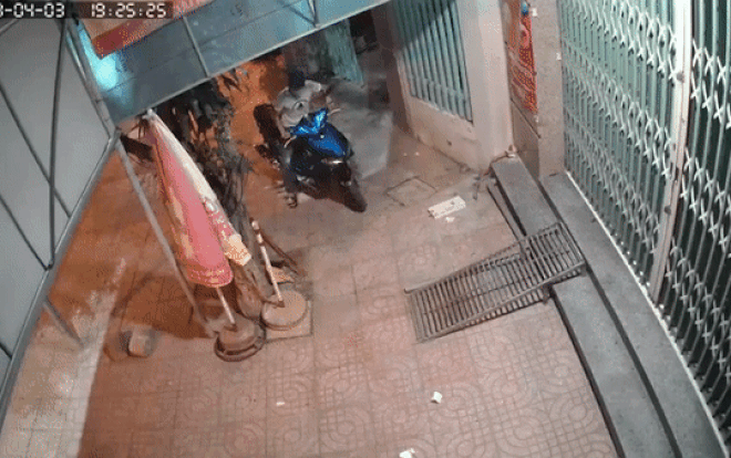 Nam thanh niên nhanh tay bẻ khóa xe máy để trước cửa nhà dân rồi phóng đi trong tích tắc-1