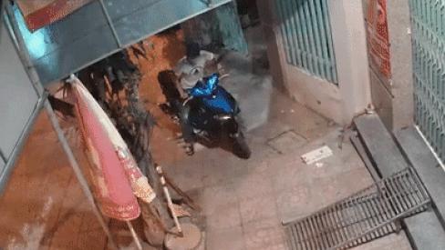 Nam thanh niên nhanh tay bẻ khóa xe máy để trước cửa nhà dân rồi phóng đi trong tích tắc