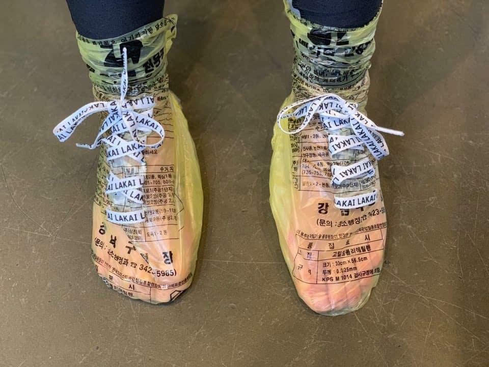 Tin được không, túi nilon được hô biến thành đôi giày cực chất có giá chỉ 10K-4