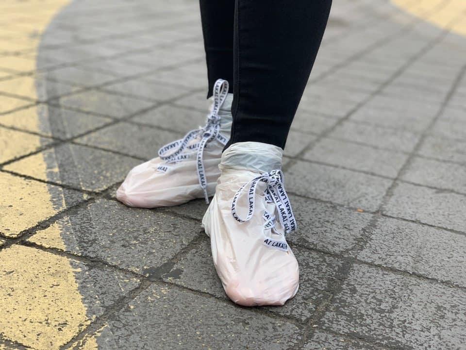 Tin được không, túi nilon được hô biến thành đôi giày cực chất có giá chỉ 10K-5