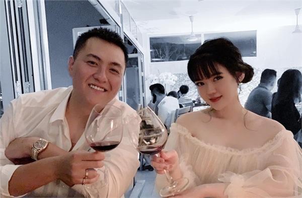 Choáng với độ chiều vợ của người chồng trong bức ảnh đội mưa chạy xe máy đuổi theo taxi-2