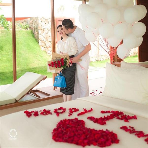 Choáng với độ chiều vợ của người chồng trong bức ảnh đội mưa chạy xe máy đuổi theo taxi-9