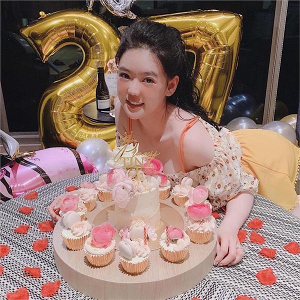 Choáng với độ chiều vợ của người chồng trong bức ảnh đội mưa chạy xe máy đuổi theo taxi-14