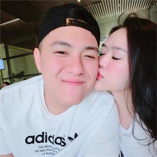 Choáng với độ chiều vợ của người chồng trong bức ảnh đội mưa chạy xe máy đuổi theo taxi-15