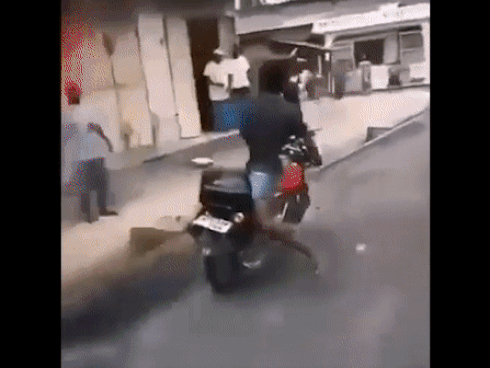 CLIP SỮNG SỜ: Pha drift như phim hành động khiến người đi đường ‘đứng hình’ vì… choáng!-2