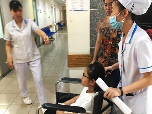 Hơn 60 học sinh Sài Gòn nhập viện sau khi ăn bánh mì cà ri bò