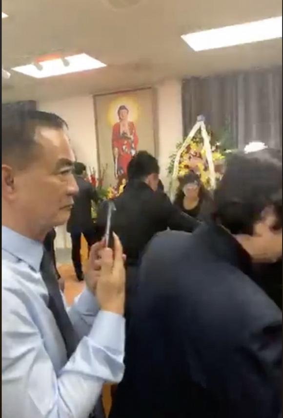 Tang lễ nghệ sĩ Anh Vũ tại Mỹ: Đông đảo đồng nghiệp đến viếng, yêu cầu không chụp ảnh cận mặt-11