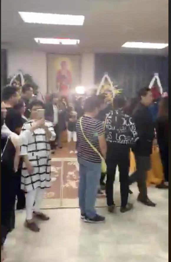 Tang lễ nghệ sĩ Anh Vũ tại Mỹ: Đông đảo đồng nghiệp đến viếng, yêu cầu không chụp ảnh cận mặt-12