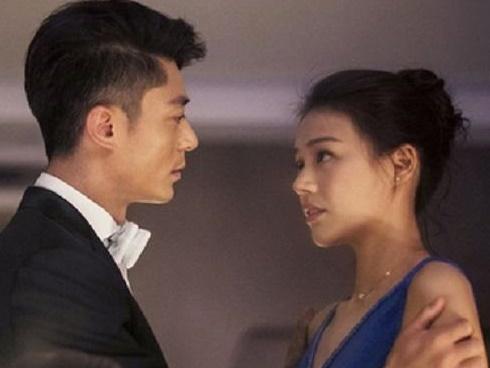 Bị vợ bắt quả tang trên giường, bồ ngồi nghịch móng tay-2