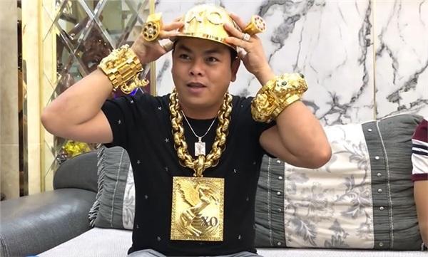 Đại gia đeo nhiều vàng nhất Việt Nam lại gây sốc khi tậu mũ vàng 2 tỷ gồm 53 cây vàng và 260 viên kim cương-1