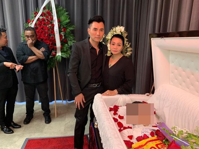 Tang lễ nghệ sĩ Anh Vũ tại Mỹ: Đông đảo đồng nghiệp đến viếng, yêu cầu không chụp ảnh cận mặt-5