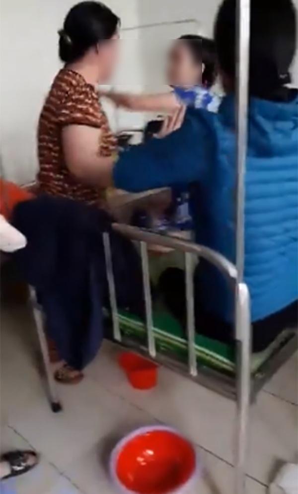 Thấy con gái bị bắt nạt, mẹ đẻ lao lên HỖN CHIẾN với mẹ chồng ngay tại bệnh viện-1