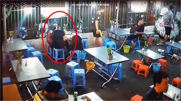 Liên tục hôn hít không biết dừng trên bàn ăn, cặp nam nữ bị chủ tống cổ ra khỏi quán-1