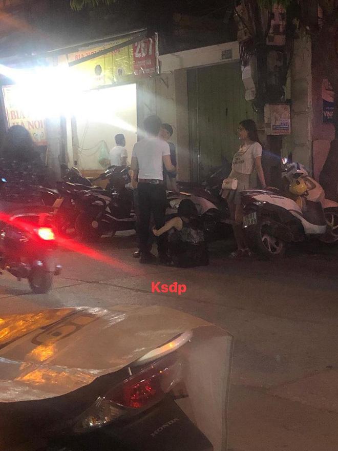 Bị đá, cô gái ngồi sụp xuống ôm chân bạn trai, khóc lóc níu kéo trên đường-1