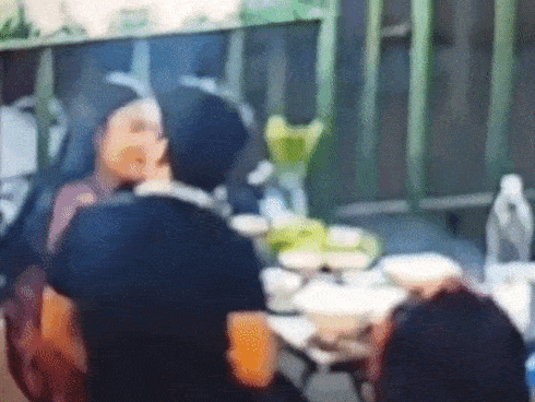 Cặp đôi khoác trên người đồng phục học sinh, nằm quấn nhau diễn cảnh nóng ở quán trà sữa khiến người xung quanh đỏ mặt quay đi-3