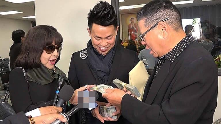 Tình cũ U80 của Ngọc Trinh rút xấp tiền 30.000 USD tặng gia đình Anh Vũ ngay trong tang lễ tại Mỹ-2