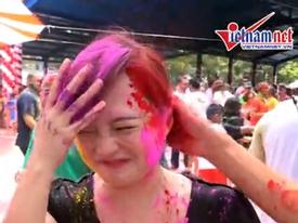 Tưng bừng lễ hội ném bột màu Holi tại Hà Nội Tưng bừng lễ hội ném bột màu Holi tại Hà Nội