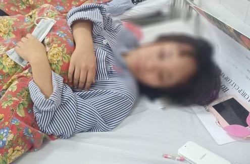 Clip sốc: Một nữ sinh bị 12 bạn cùng trường đánh, đạp túi bụi, phải nhập viện vì tụ máu não-1