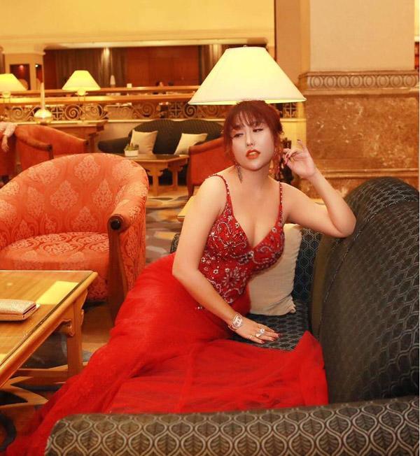 Chỉ trong 1 tuần, Phi Thanh Vân có đến 2 bộ cánh lọt top SAO MẶC XẤU-3