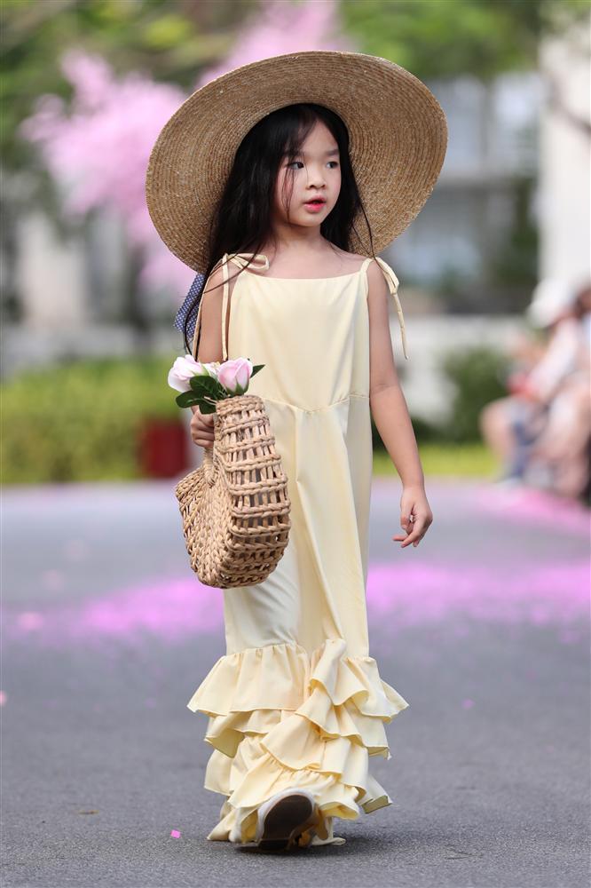 Mẫu nhí 2,5 tuổi khuấy đảo Tuần lễ thời trang trẻ em 2019 khi trình diễn cùng xe đạp-3