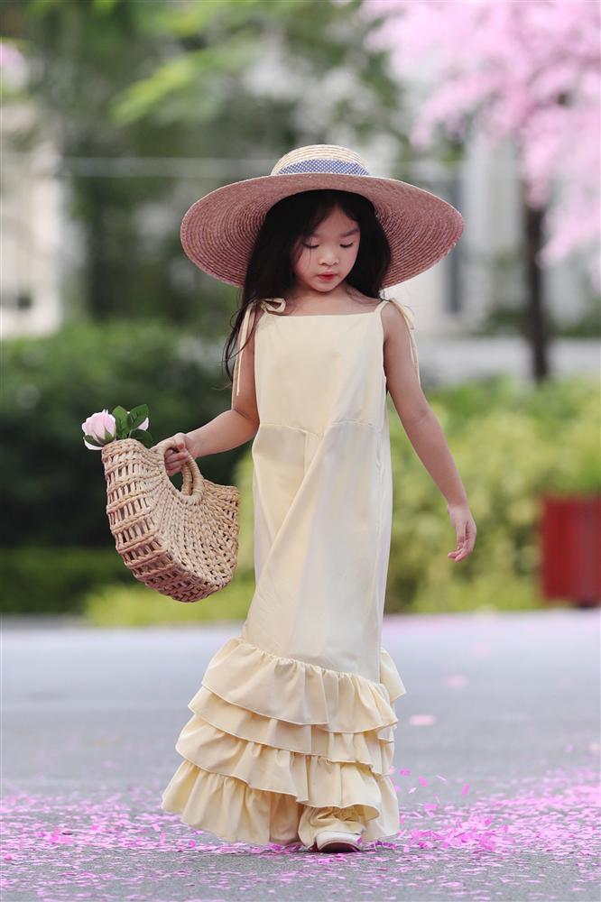 Mẫu nhí 2,5 tuổi khuấy đảo Tuần lễ thời trang trẻ em 2019 khi trình diễn cùng xe đạp-4