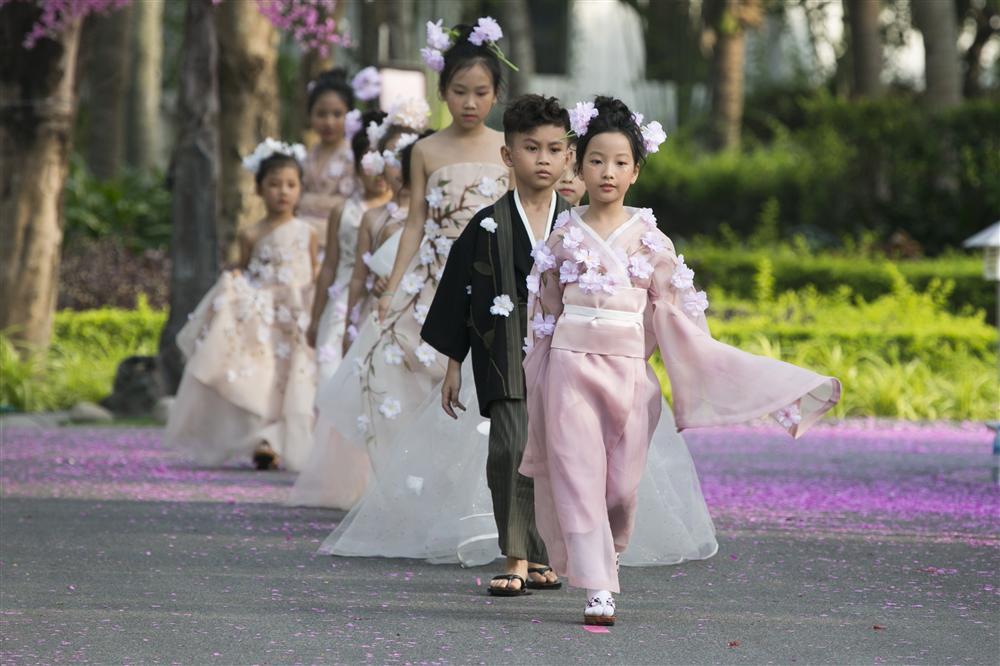 Mẫu nhí 2,5 tuổi khuấy đảo Tuần lễ thời trang trẻ em 2019 khi trình diễn cùng xe đạp-2