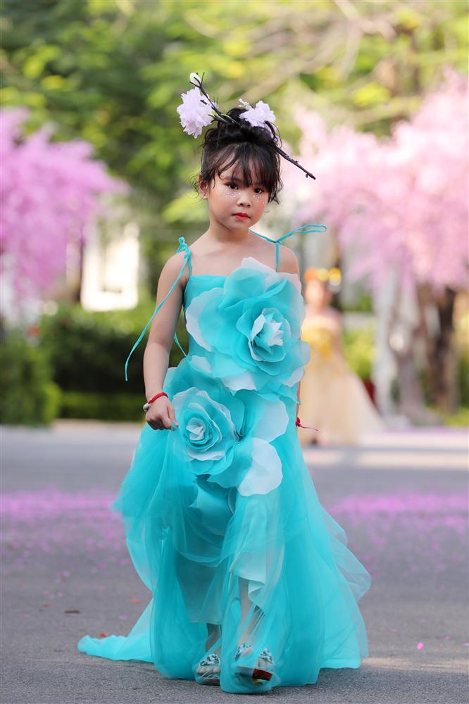 Mẫu nhí 2,5 tuổi khuấy đảo Tuần lễ thời trang trẻ em 2019 khi trình diễn cùng xe đạp-6