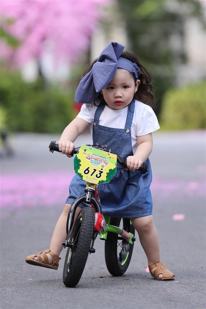 Mẫu nhí 2,5 tuổi khuấy đảo Tuần lễ thời trang trẻ em 2019 khi trình diễn cùng xe đạp-5