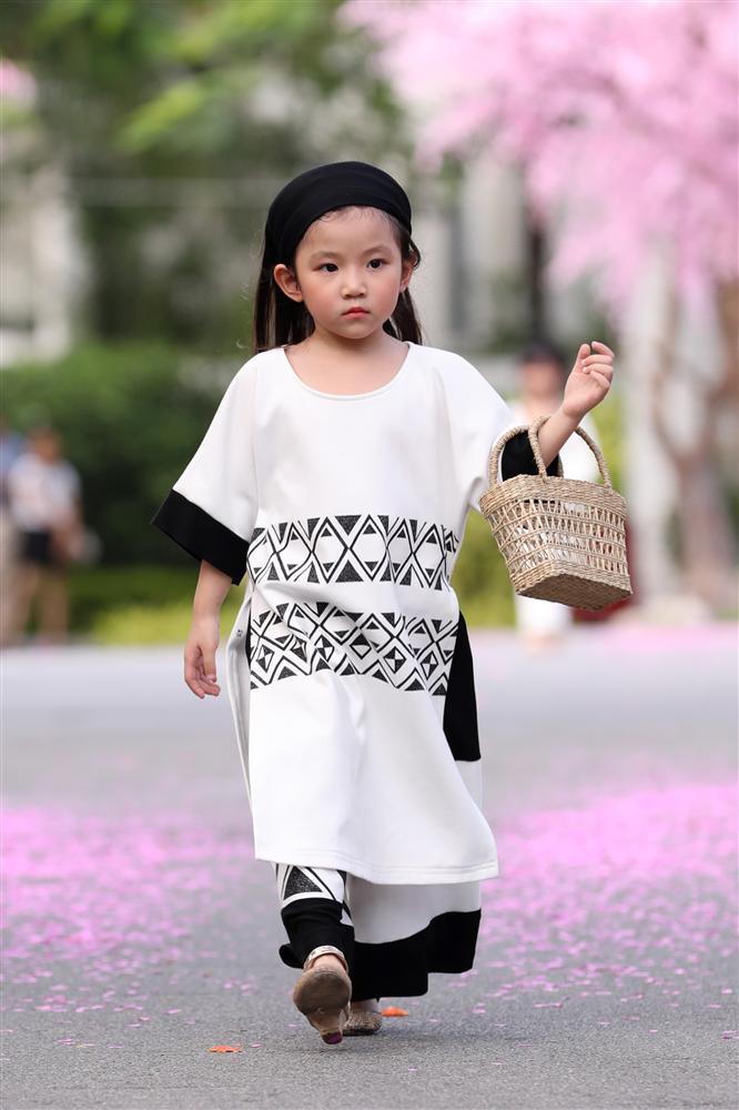 Mẫu nhí 2,5 tuổi khuấy đảo Tuần lễ thời trang trẻ em 2019 khi trình diễn cùng xe đạp-8