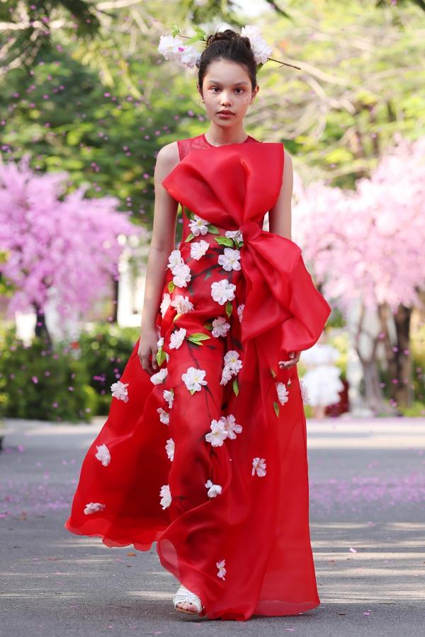 Mẫu nhí 2,5 tuổi khuấy đảo Tuần lễ thời trang trẻ em 2019 khi trình diễn cùng xe đạp-7