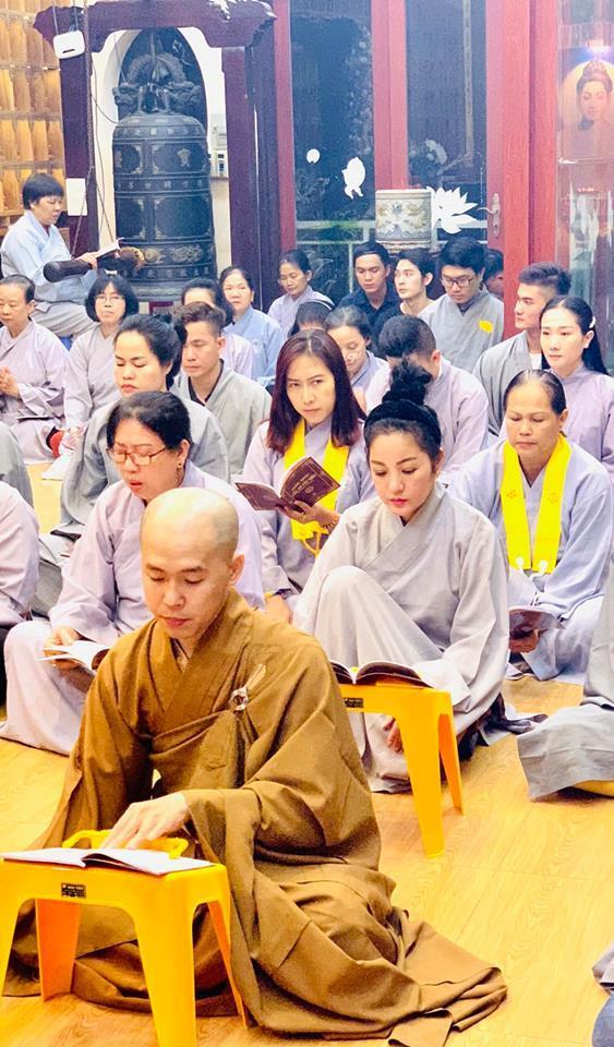 Thúy Nga và Phật tử tụng kinh, cầu siêu cho Anh Vũ ở chùa-3