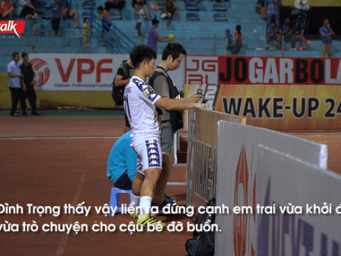 Được fans có tâm mang nhiều đồ ăn vặt tới tặng, Đình Trọng ôm giày chạy rẽ đất vì tự nhận mình đã quá béo-1