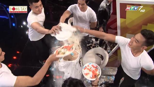 Puka rũ váy nhưng các thánh soi đã nhanh tay chụp lại khoảnh khắc lộ nội y trên sóng truyền hình-1