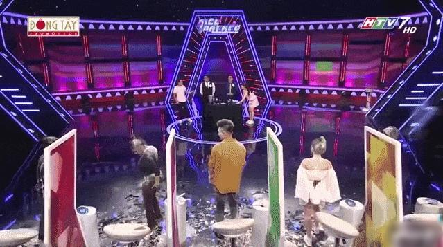 Puka rũ váy nhưng các thánh soi đã nhanh tay chụp lại khoảnh khắc lộ nội y trên sóng truyền hình-4