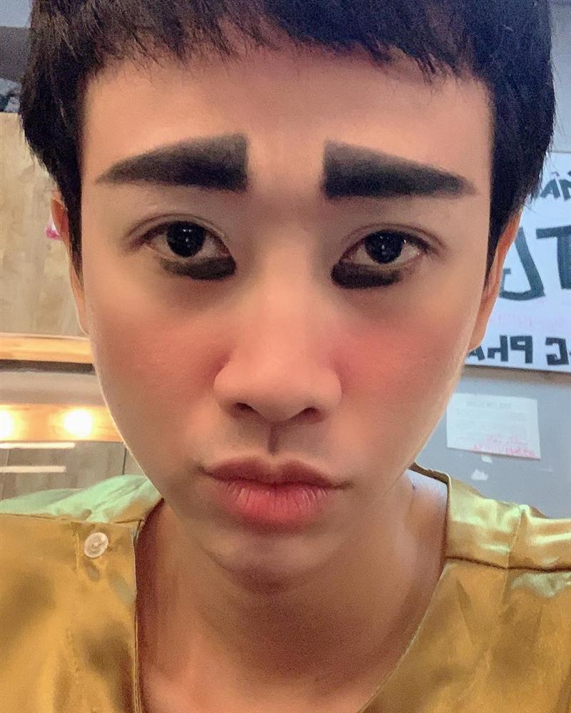 Hải Triều chào buổi sáng với khuôn mặt trang điểm vàng khè khiến fan vừa giật mình vừa buồn cười-1