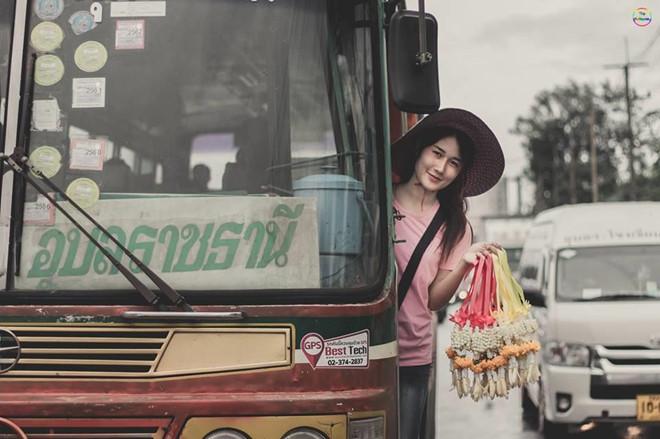 Quán đông khách nhờ có dàn trai xinh gái đẹp này bán hàng-1