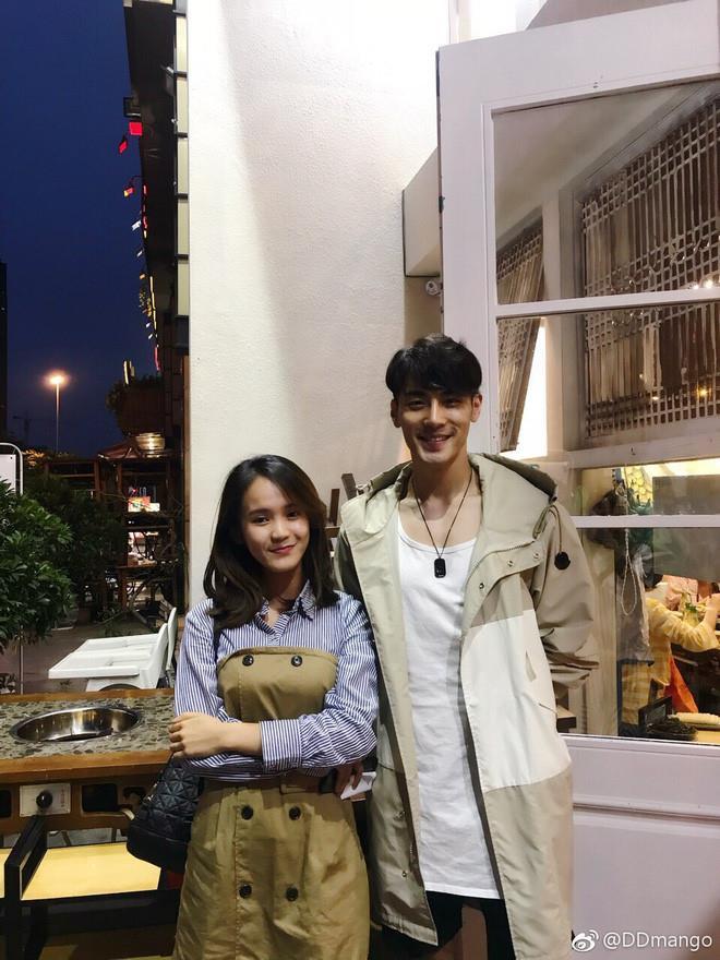 Quán đông khách nhờ có dàn trai xinh gái đẹp này bán hàng-10