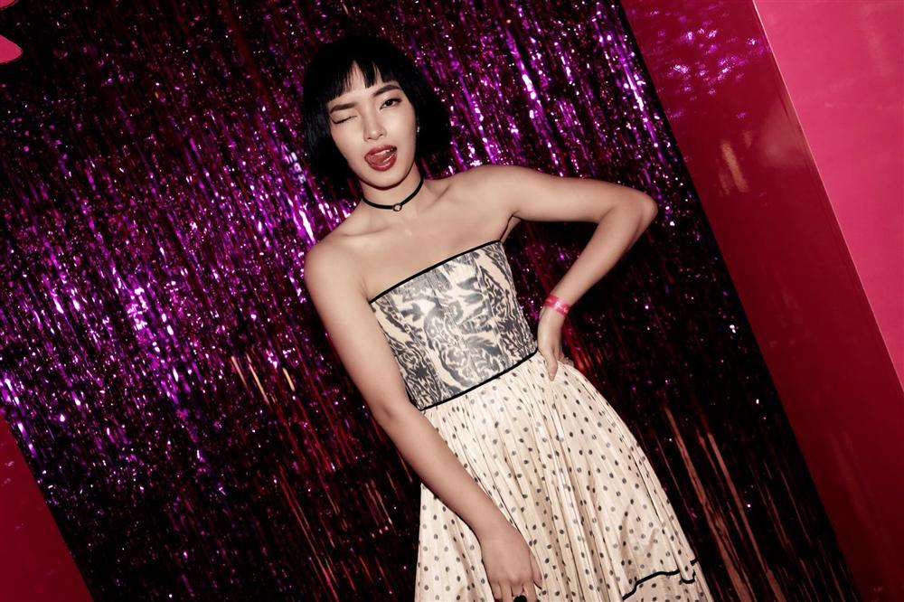 Midu gây xôn xao với khoảnh khắc tránh fans như tránh tà khi bị dụ chụp ảnh sexy-1