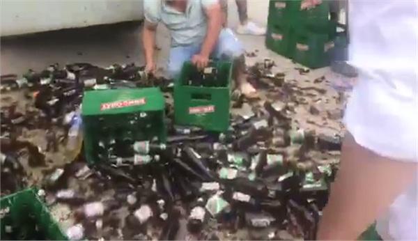 Hùng hổ tiến đến chiếc xe chở bia gặp tai nạn, nhóm anh em xăm trổ có hành động đẹp như trong phim-1