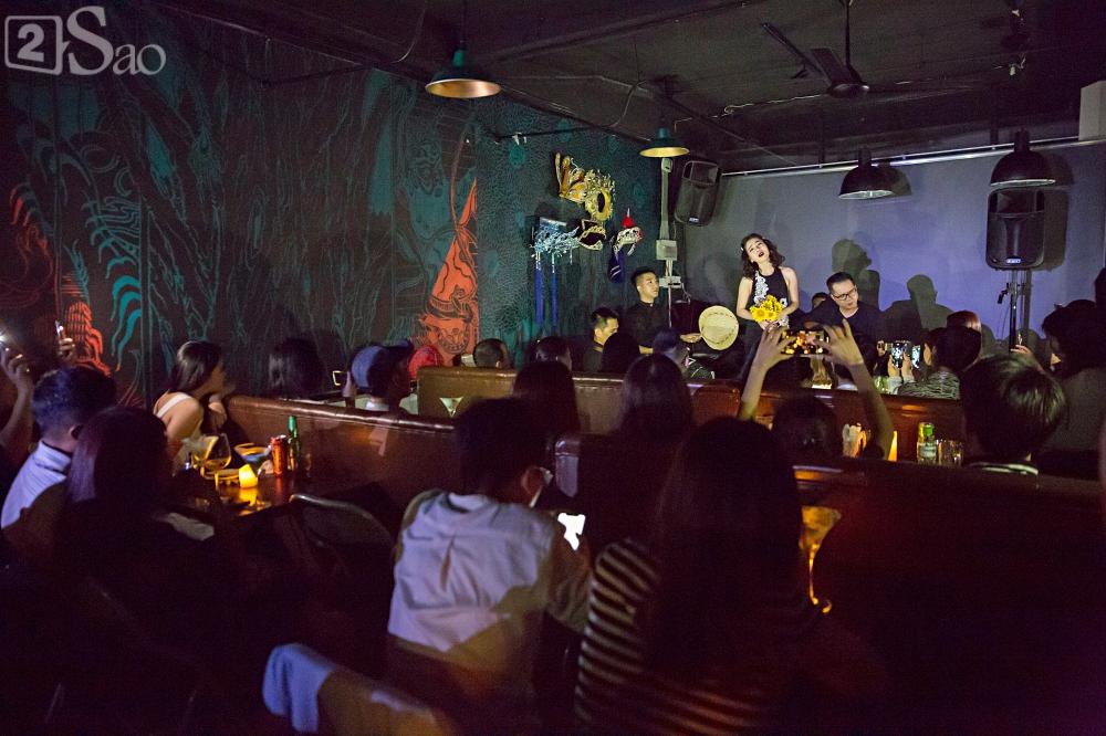 Đang biểu diễn thì cúp điện, clip Lệ Quyên tay quạt mát - miệng hát live Duyên Phận vẫn hay như bật đĩa-1