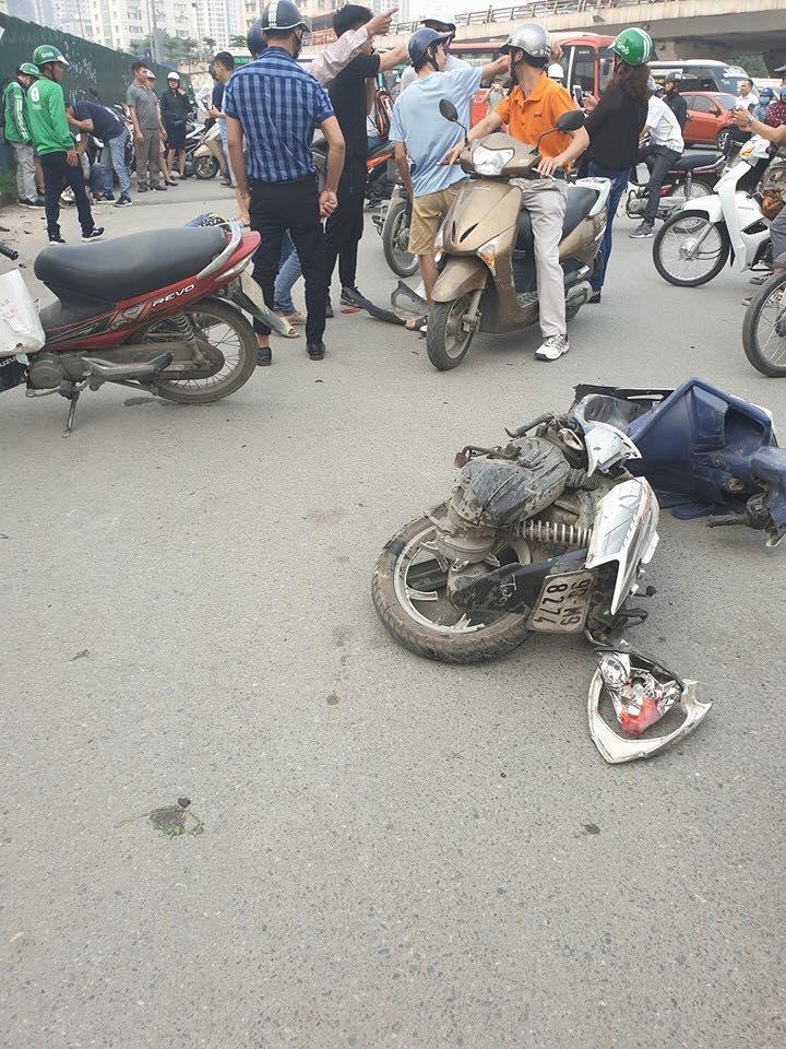 Tai nạn kinh hoàng ở Cầu Giấy, Hà Nội: Nữ tài xế lái Mercedes tông loạt xe máy, nhiều người hoảng loạn-4