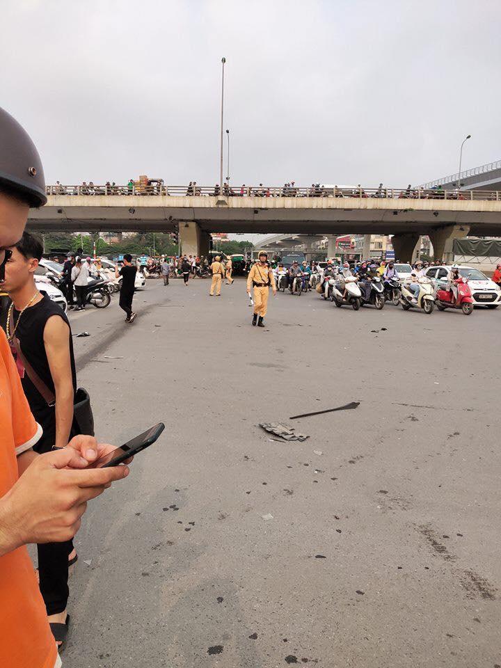 Tai nạn kinh hoàng ở Cầu Giấy, Hà Nội: Nữ tài xế lái Mercedes tông loạt xe máy, nhiều người hoảng loạn-6