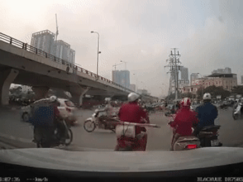 CLIP KINH HOÀNG: Cận cảnh pha đạp nhầm chân ga gây tai nạn liên hoàn của nữ tài xế xe Mercedes