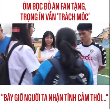Chân tập tễnh ôm núi đồ được tặng, Đình Trọng vừa hờn dỗi vừa trách móc fans cực đáng yêu-1